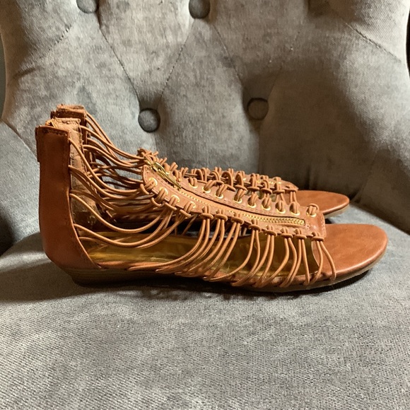 SM New York beige flat sandal. Size 8.5 - Picture 2 of 5